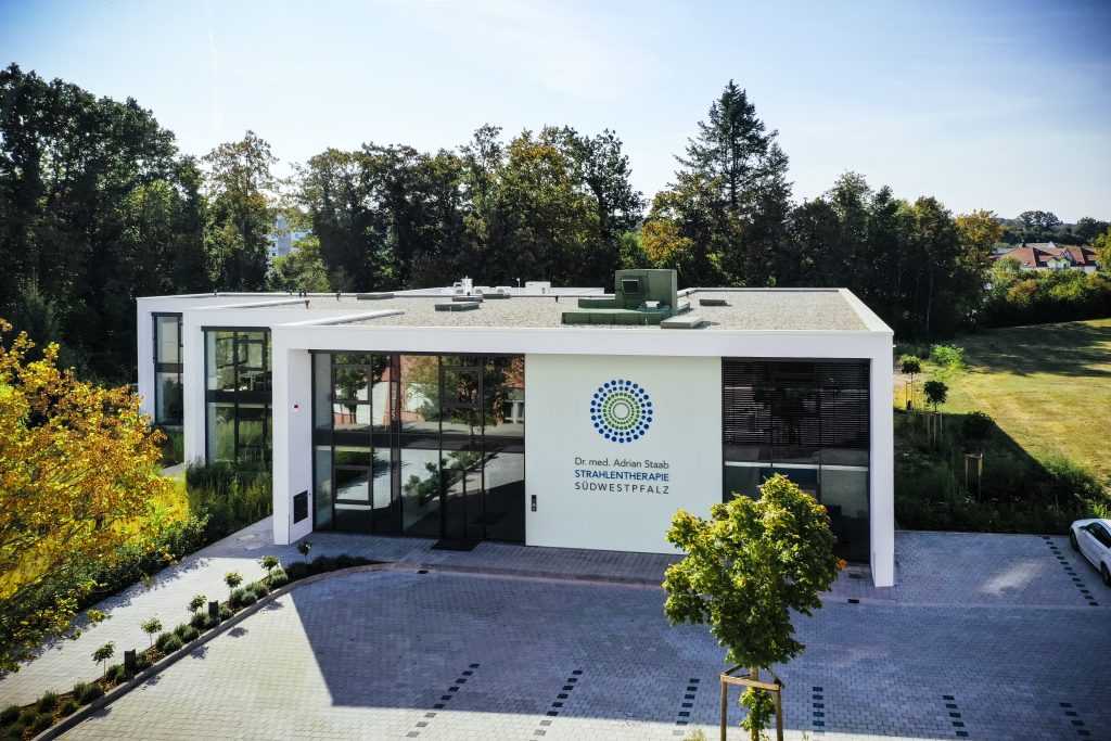 Außenansicht der Praxis Adrian Staab Strahlentherapie in Pirmasens